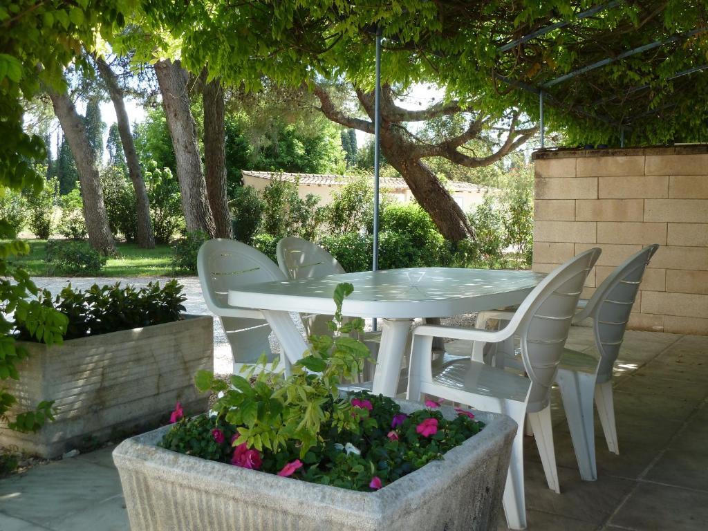 Les Cigales Bed & Breakfast Saint-Andiol Exterior photo